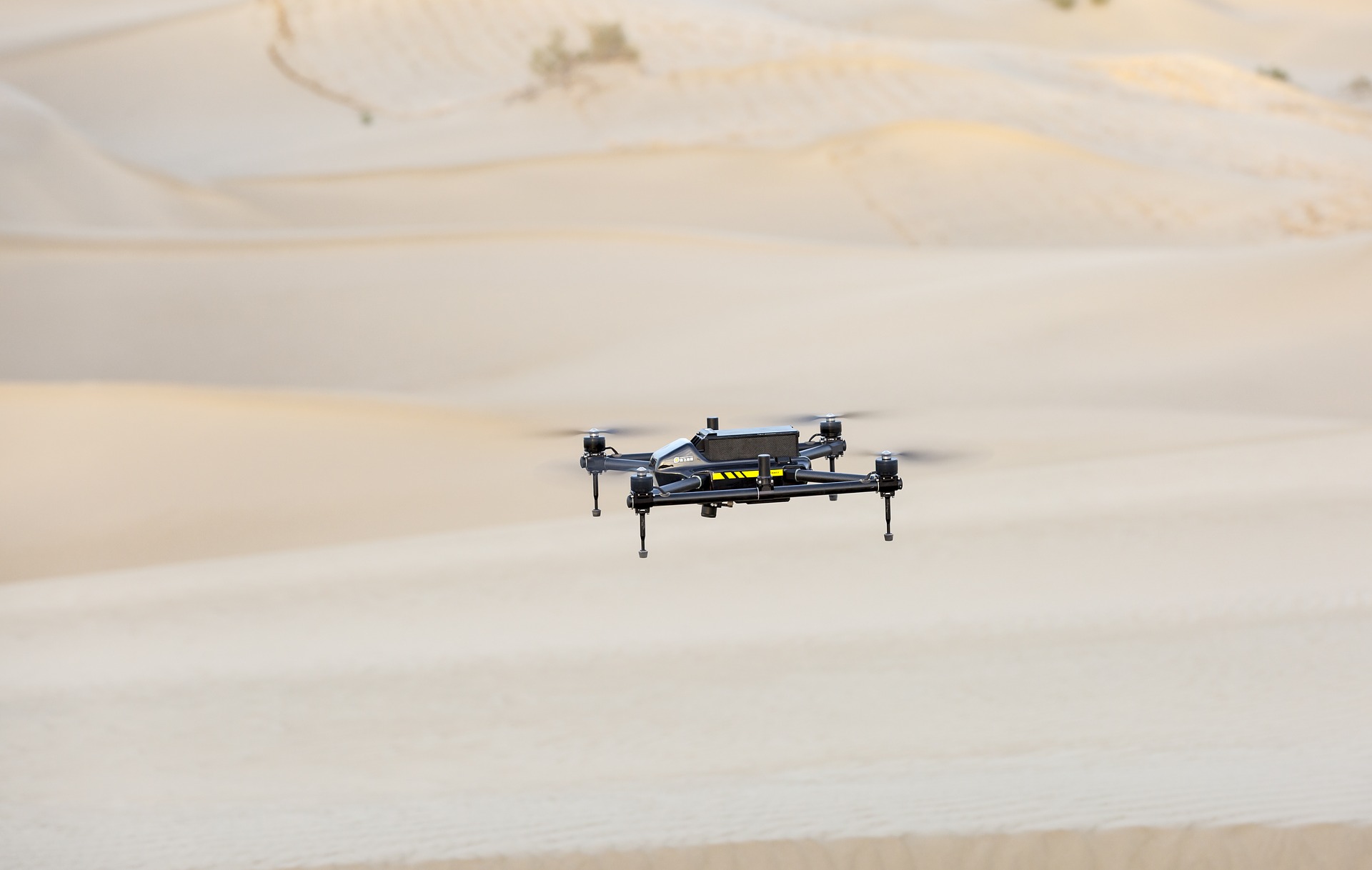 drone voando sobre terreno realizando mapeamento de área